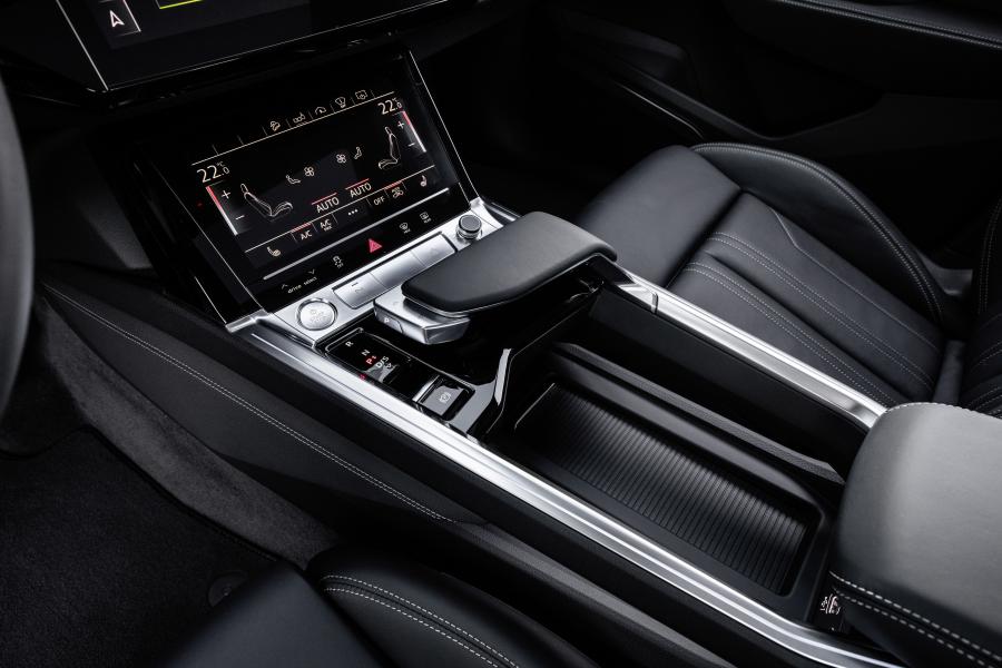Детали интерьера Audi e-tron 55 Quattro 2019 года  (WW) (фото 176 из 452)